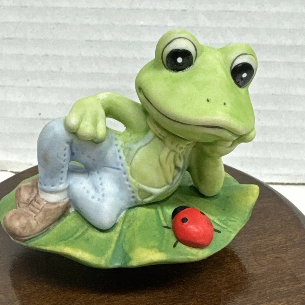 Green Frog On Wood Base Music Box Plays Teach The World To Sing Rotating